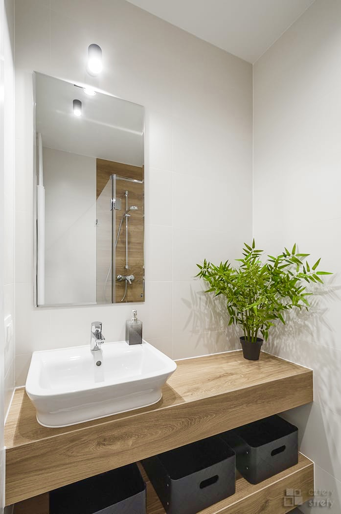 Łazienka – biel i drewno